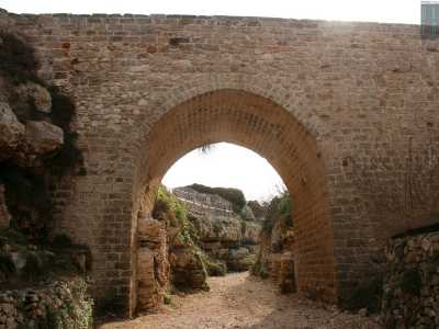 Mentre dall�arco del ponte romano parte un sinuoso sentiero sabbioso e terroso che imbocchiamo